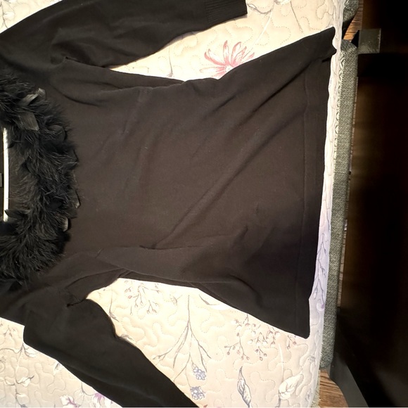 Party sweater w/ black feather collar making the perfect frame for your smile - Picture 5 of 7